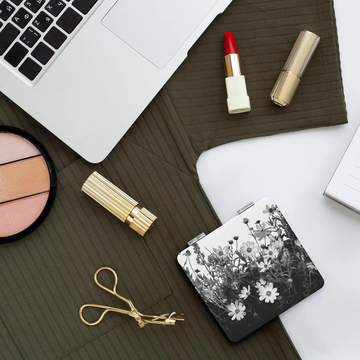 Black and White Flowers Printed Square Pocket Makeup Mirror with 1X/2X Magnification, Portable Mini Travel Makeup Mirror for Travel Daily Work Beauty